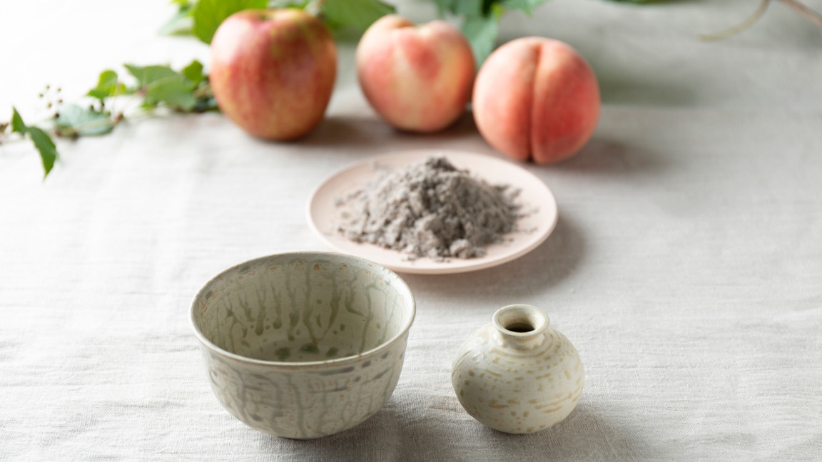 大堀相馬焼 京月窯 桃源郷シリーズと果物から作った焼成灰のイメージ